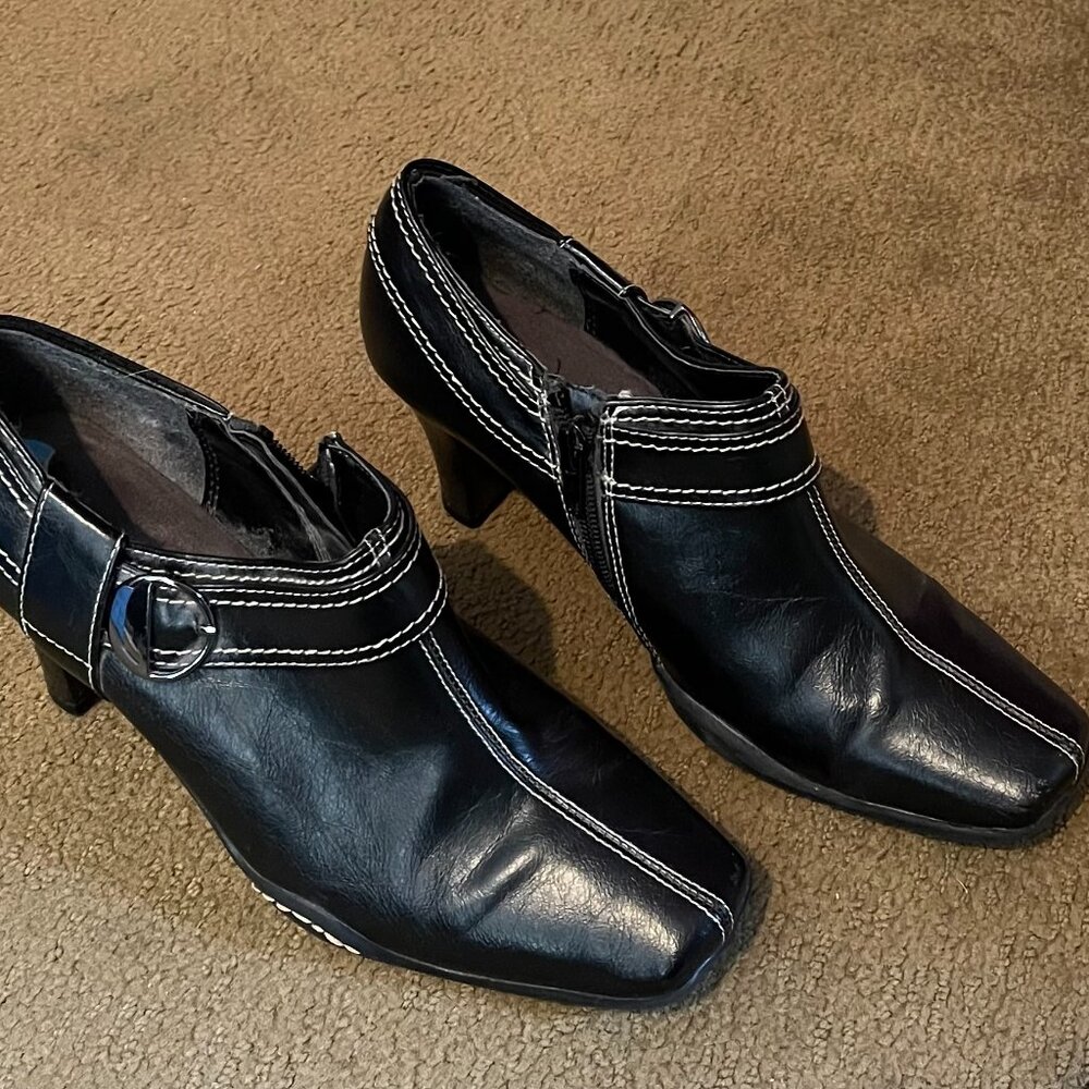 Woman's Aerosole Black Leather heeled Bootie. Size 6.5 US.